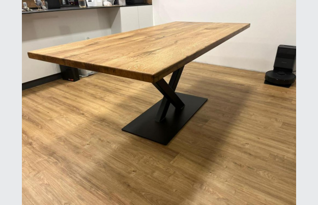 Jídelní stůl s kovovým podnožím "X"